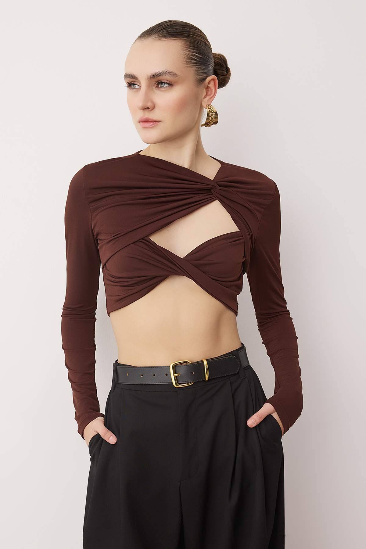 Trendyolmilla Kahverengi Crop Astarlı Pencere/Cut Out Detaylı Bluz TPRAW23BZ00030