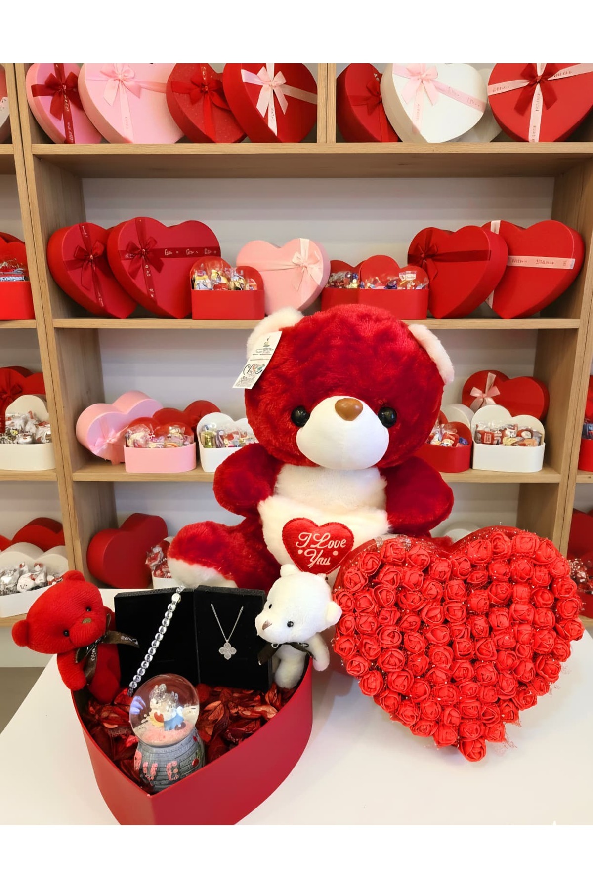 elovya Sevgiliye Özel Kırmızı Ayıcık ,, kar küresi 2 adet küçuk peluş ,su yolu bileklik, yonca kolye güllü