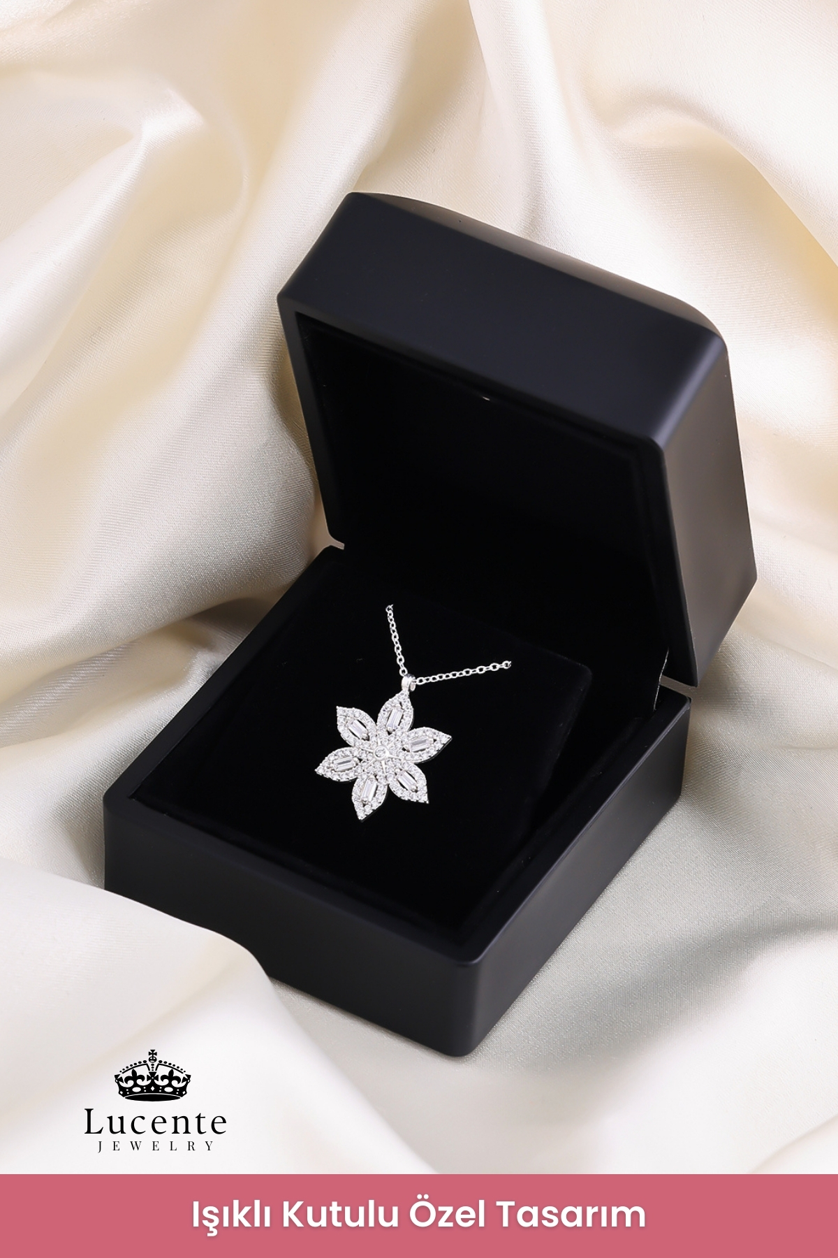 Lucente Jewellery Işıklı Hediye Kutulu 925 Ayar Baget Taşlı 6 Yapraklı Beyaz Lotus Çiçeği Luxury Serisi Gümüş Özel Gün Hediyesi 45 Cm Zincirli Sonsuz Yeniden Doğuş Arınma Dönüşüm ve İç Huzur Simgesi Küpe Hediyeli Kolye görsel 2