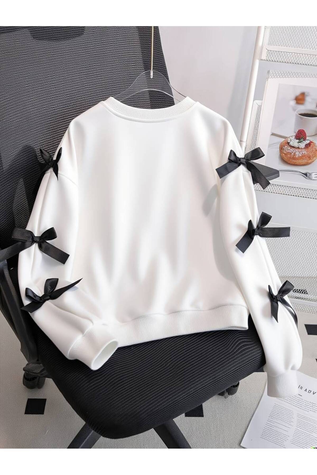 LEONE KOLEKSİYON  Şık Fiyonk Detaylı Beyaz Bisiklet Yaka Kışlık Kadın Sweatshirt