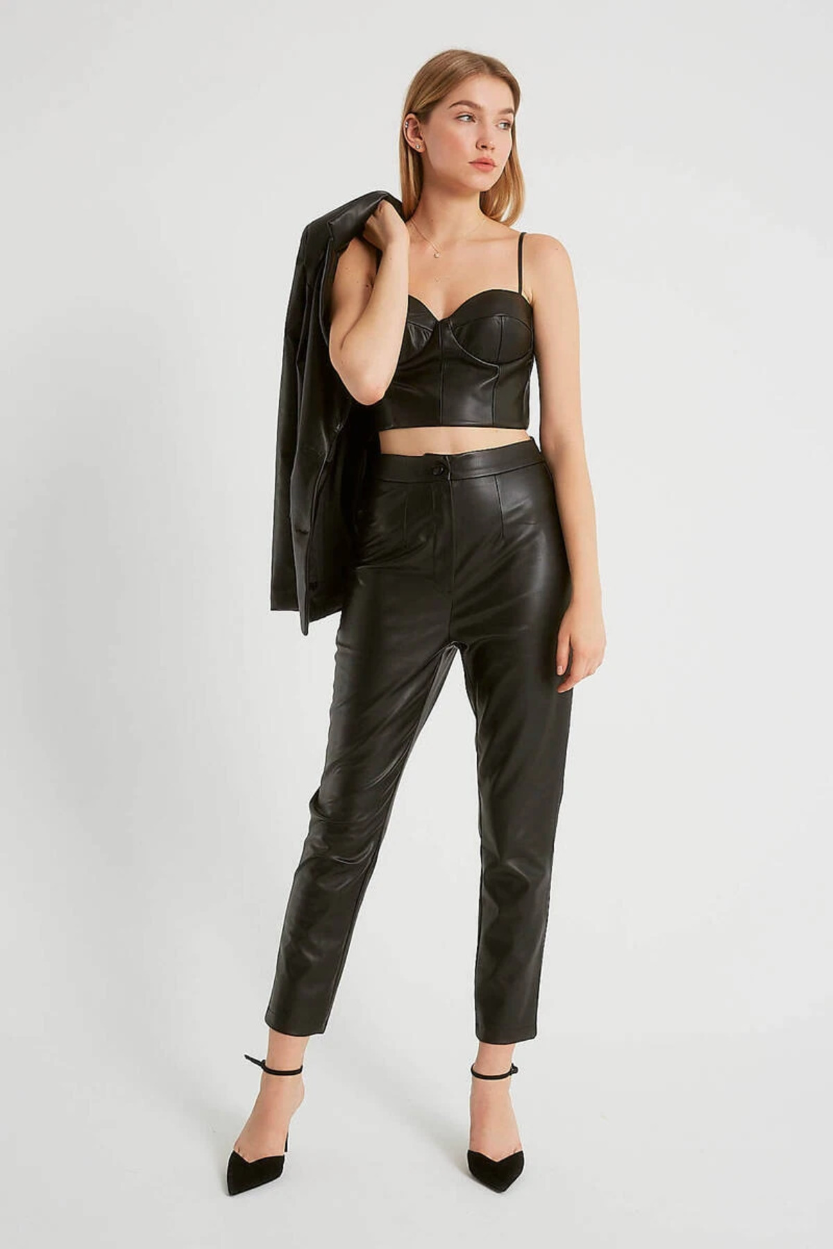 cemo  İnce Askılı Vücuda Oturan Suni Deri Büstiyer Crop