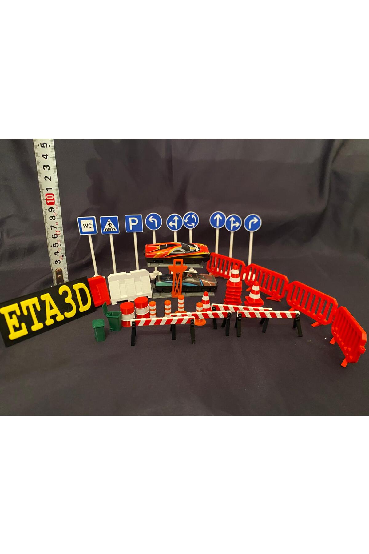 ست اسباب‌بازی آموزشی علائم ترافیکی، مخروط‌ها، تانک نفت و موانع جاده‌ای به همراه خودروی غافلگیرکننده هدیه