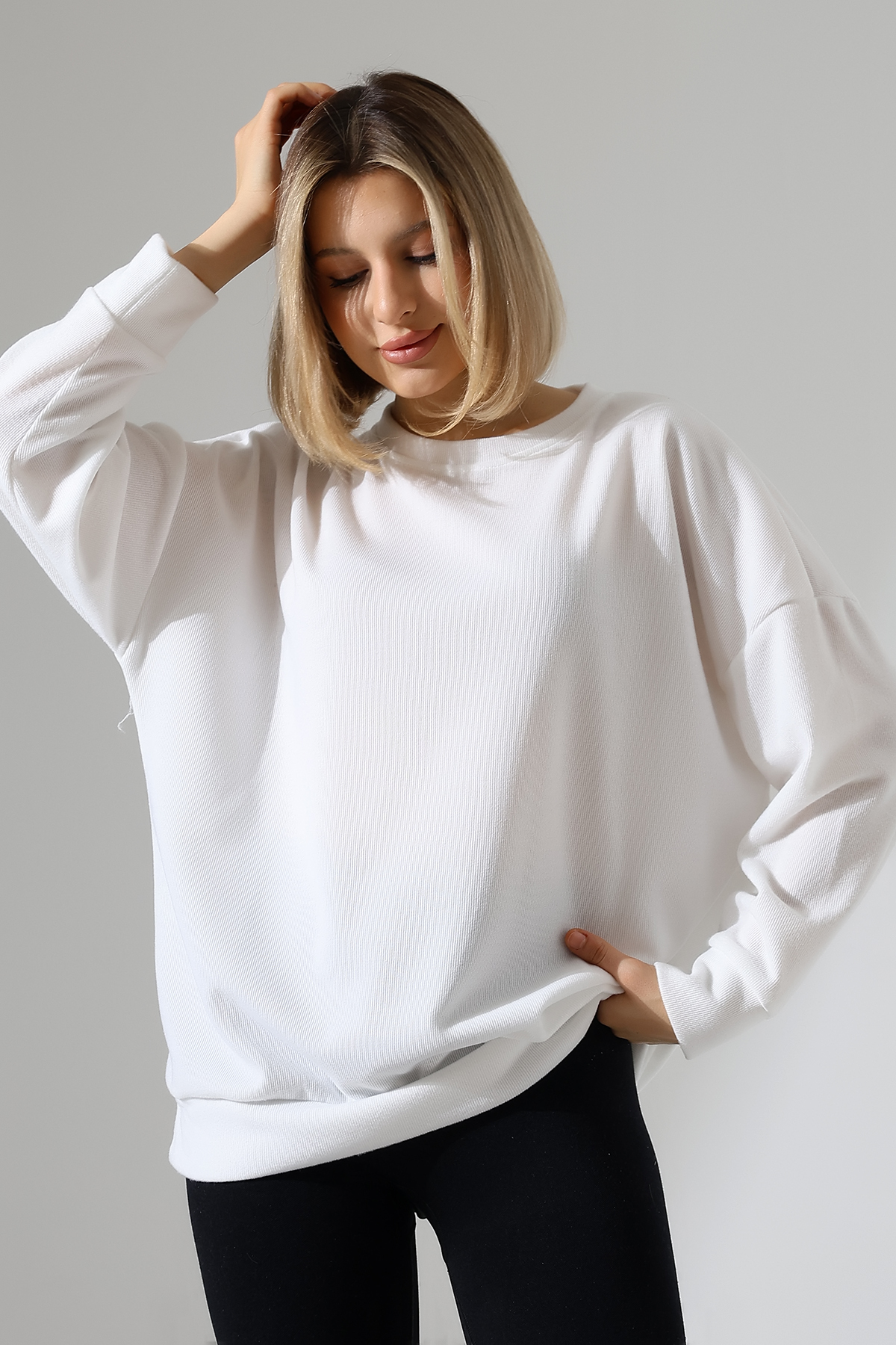 Kadın Yuvarlak Yaka Düşük Omuzlu Oversize Triko Bluz - Beyaz