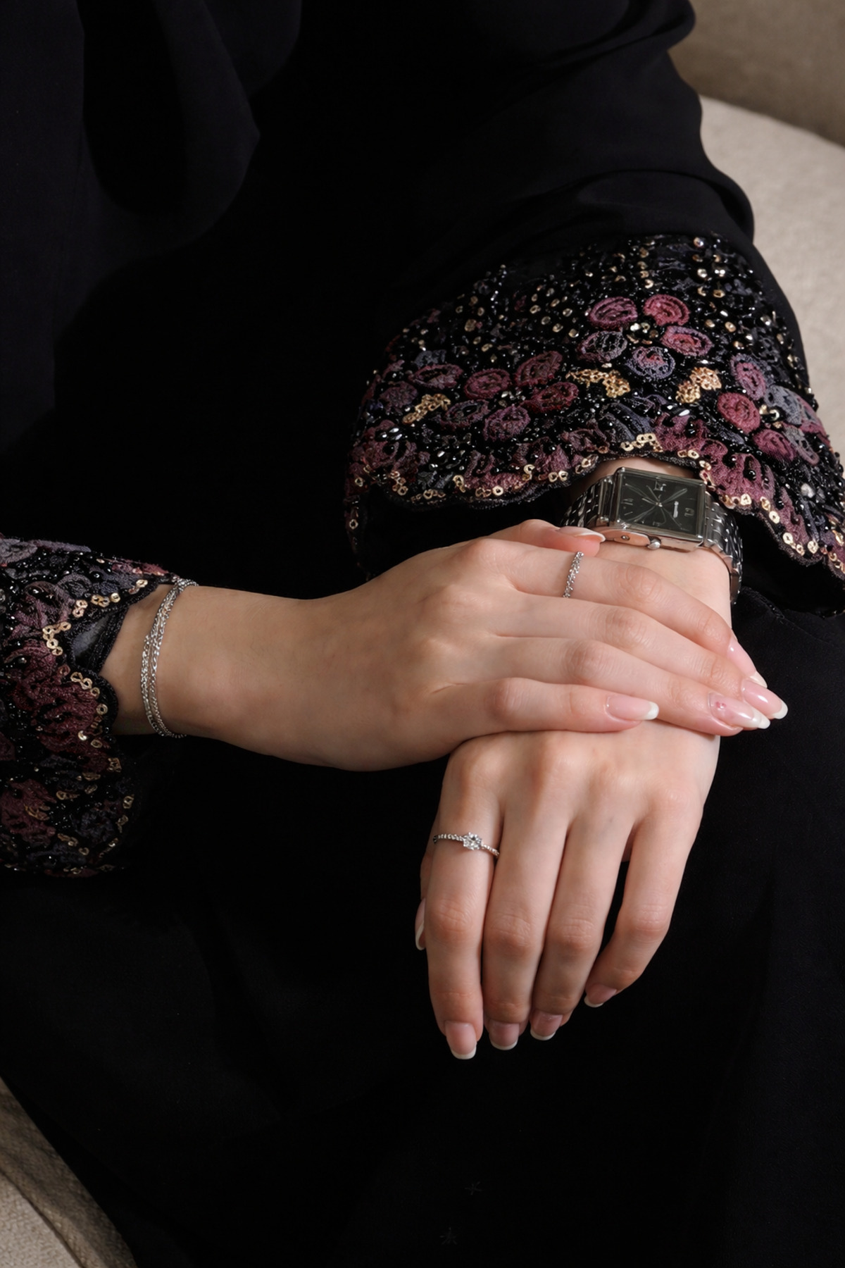 عباية إيلينا سوداء فاخرة بأزرار عملية وتطريز لامع...