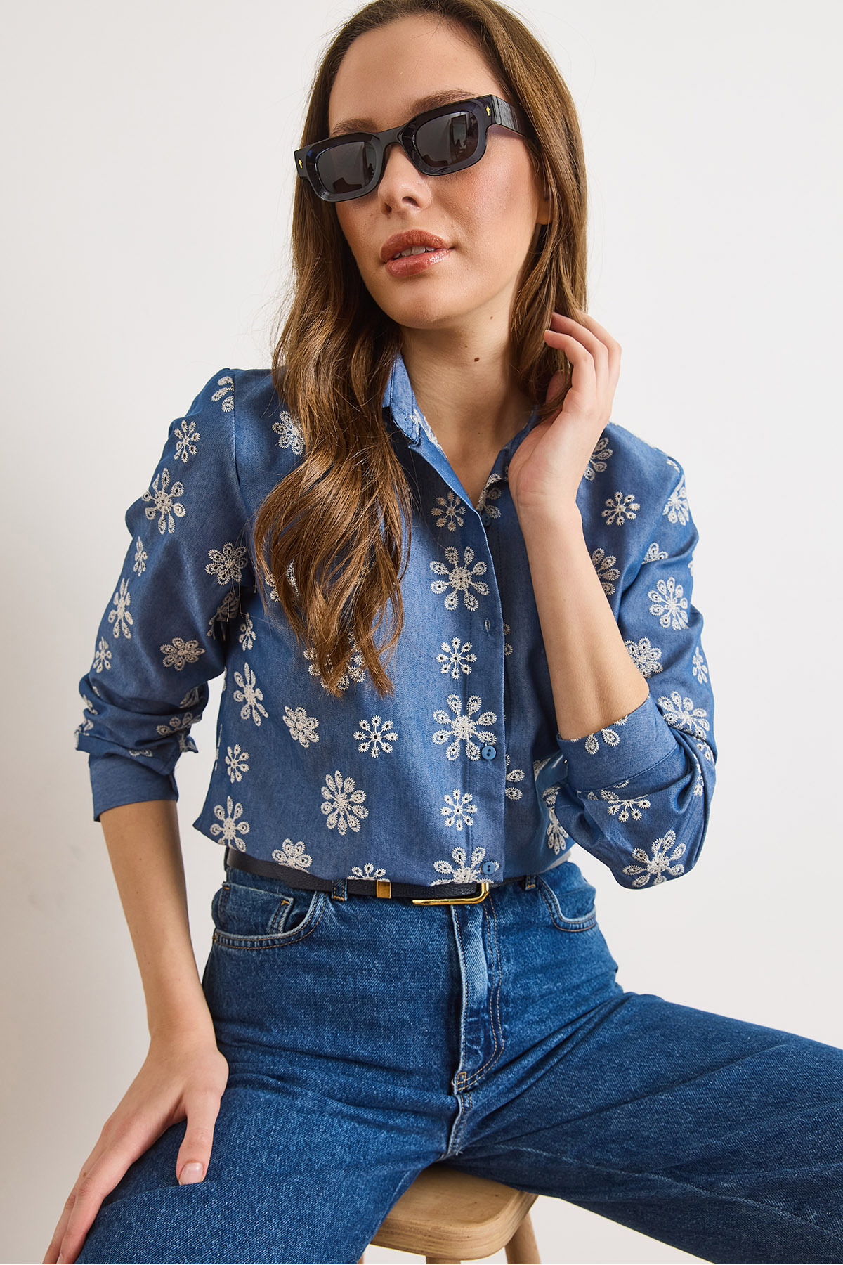 Olalook  Kadın Mavi Büyük Çiçekli Nakışlı Denim Görünümlü Gömlek GML-19001410 - Görsel 5