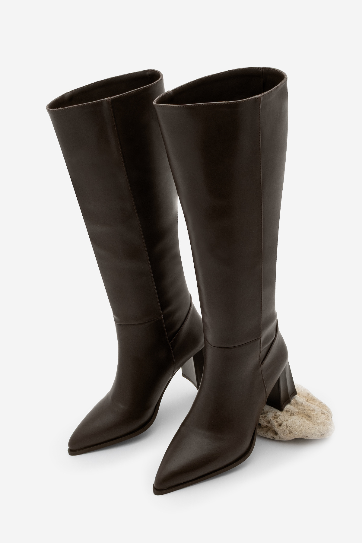 Marjin Kadın Sivri Burun Kalın Topuklu Fermuarsız Topuklu Çizme Runava Kahve