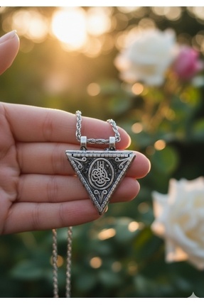 Nurtakı Üçgen Şekil Gümüş Renk Cevşen Dualı Kutu Hazneli Zincirli Kolye