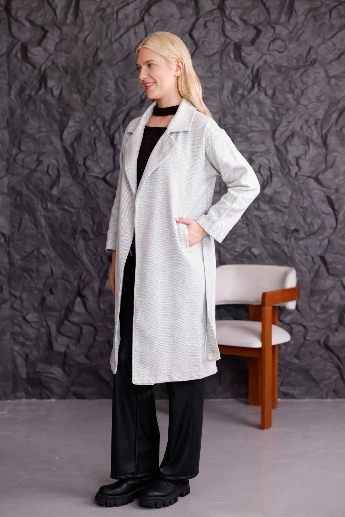 trendlina  Kadın Kruvaze Beli Kemerli Balık Sırtı Desenli Rahat Kalıp Astarsız Kaşe Palto - Görsel 4