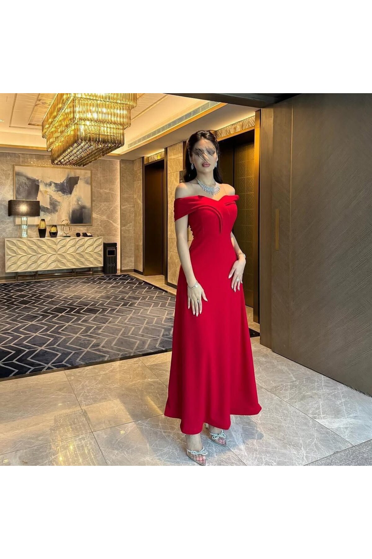 فستان سهرة طويل بتصميم أنيق يبرز القوام،