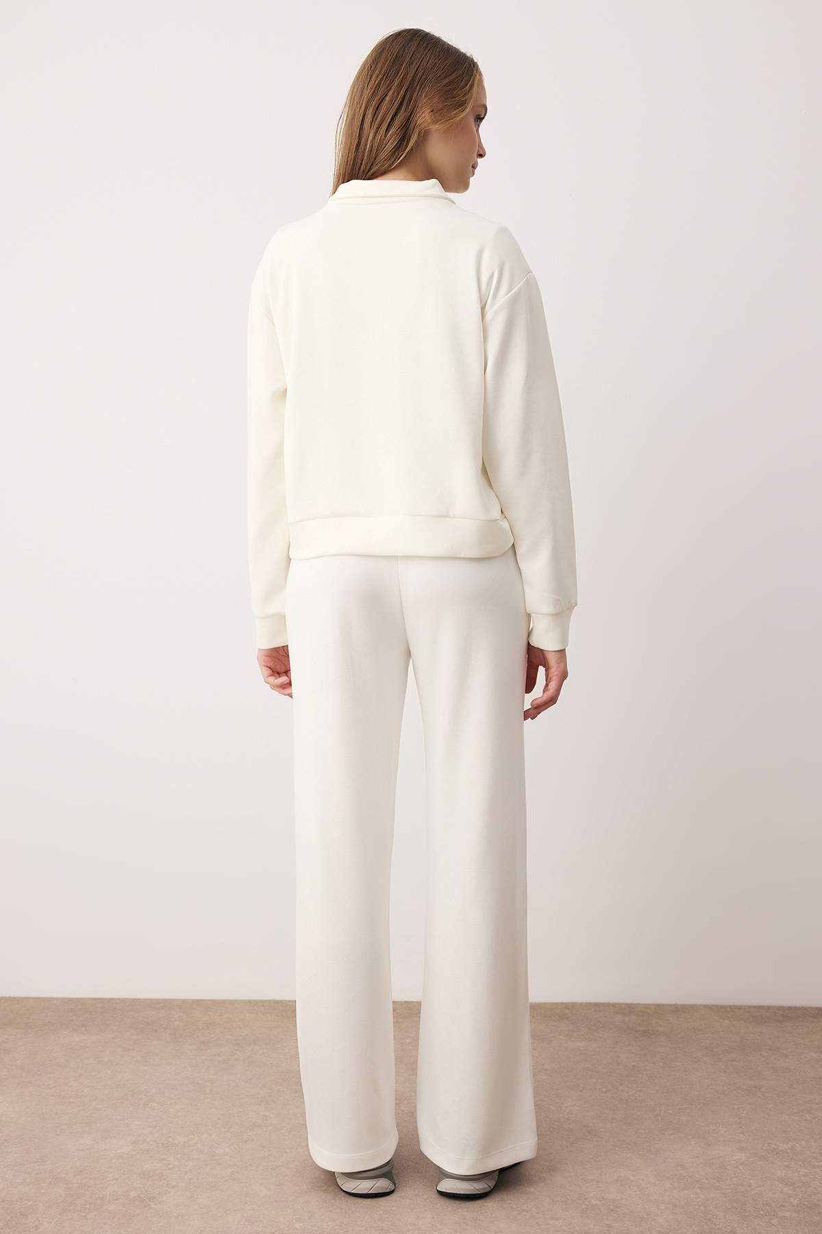 Trendyolmilla  Ekru Regular/Normal Kalıp Yumuşak Kumaşlı Örme Alt - Üst Takım TWOAW26AU00139 - Görsel 4