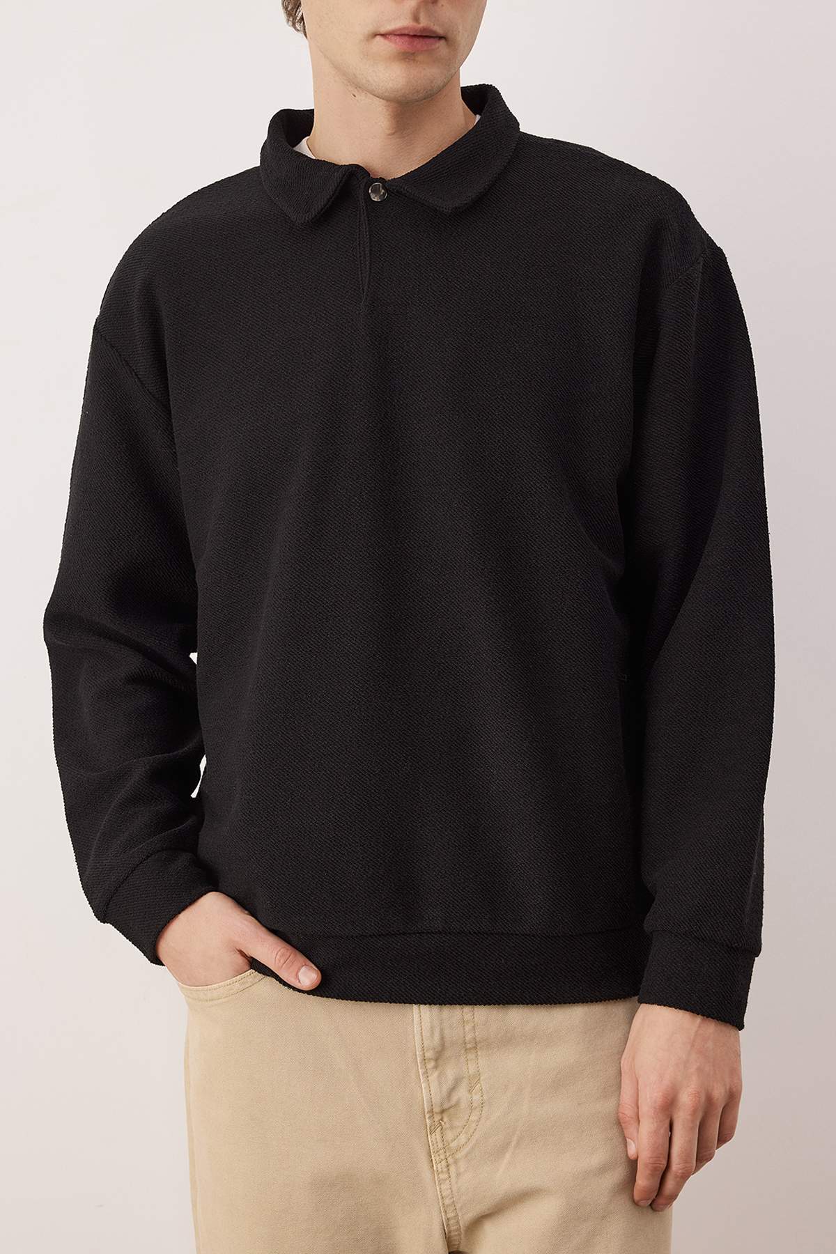 Trendyolmilla  Siyah Yeni Oversize/Geniş Kesim Polo Yaka Kalın Çıtçıtlı Sweatshirt TMNAW26SW00051
