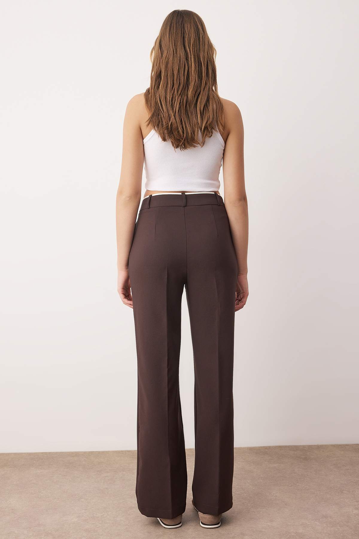 Trendyolmilla  Koyu Kahverengi Kemer Detaylı Wide Leg/Geniş Paça Dokuma Pantolon TWOAW24PL00341 - Görsel 4