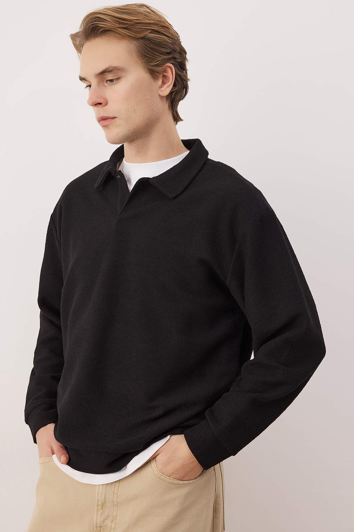 Trendyolmilla  Siyah Yeni Oversize/Geniş Kesim Polo Yaka Kalın Çıtçıtlı Sweatshirt TMNAW26SW00051 - Görsel 2