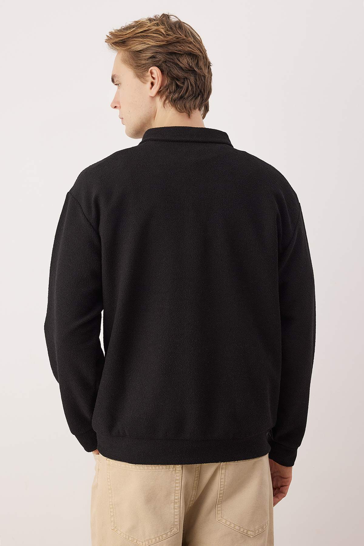 Trendyolmilla  Siyah Yeni Oversize/Geniş Kesim Polo Yaka Kalın Çıtçıtlı Sweatshirt TMNAW26SW00051 - Görsel 3