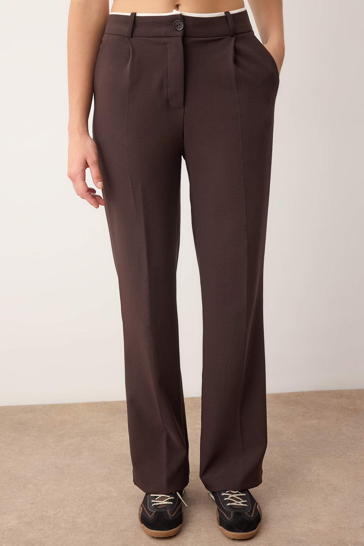 Trendyolmilla  Koyu Kahverengi Kemer Detaylı Wide Leg/Geniş Paça Dokuma Pantolon TWOAW24PL00341 - Görsel 3