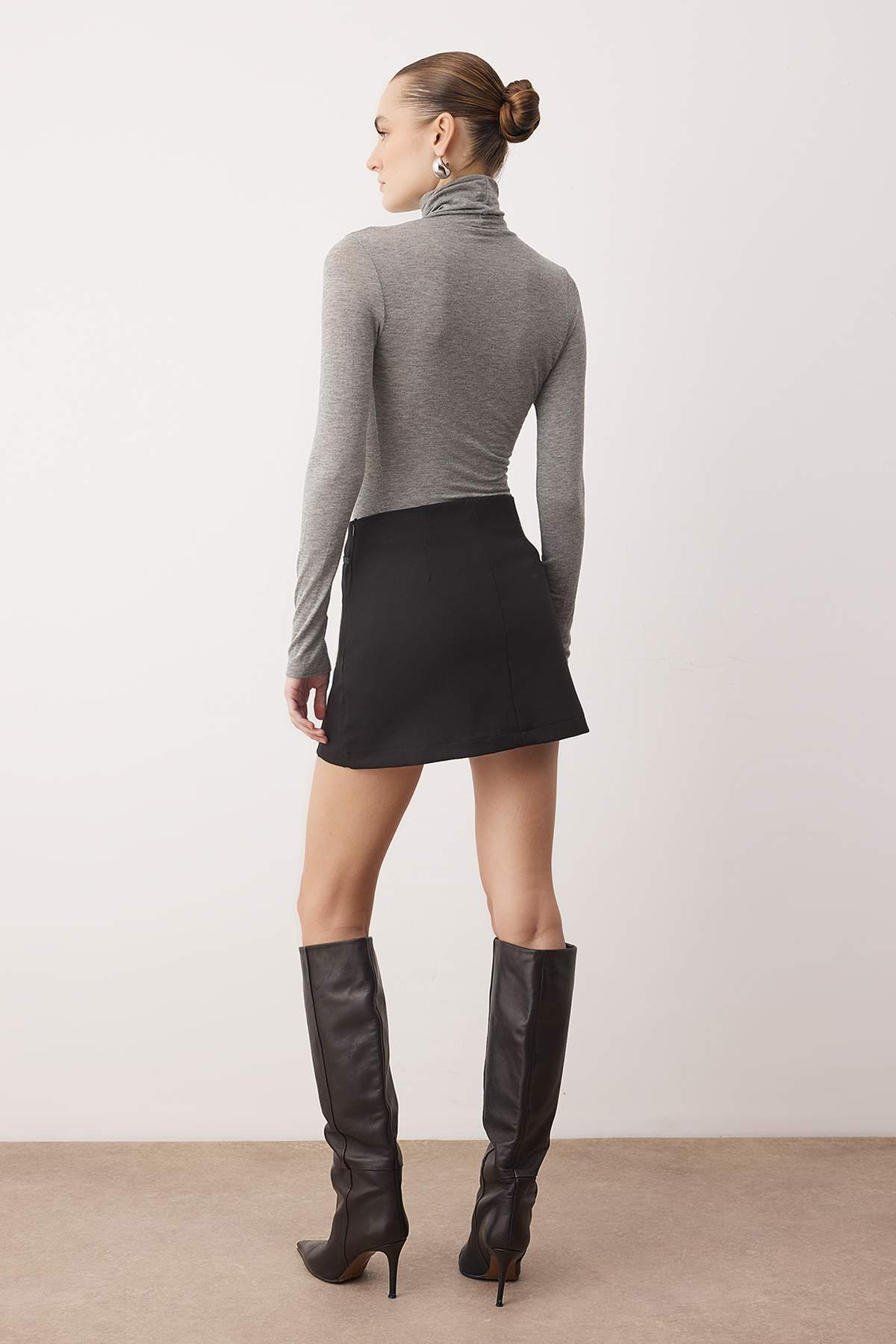 Trendyolmilla  Siyah İnce Kemer Detaylı Mini Şort Etek Şort & Bermuda TWOAW26SR00056 - Görsel 5