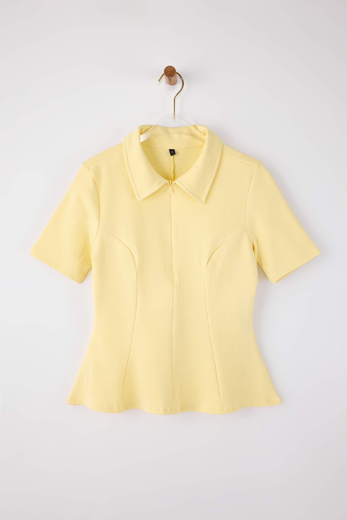 Trendyolmilla  Sarı Peplum Polo Yaka Yarım Pat Fermuar Kısa Kol İnterlok Örme Bluz TWOSS26BZ00064 - Görsel 5