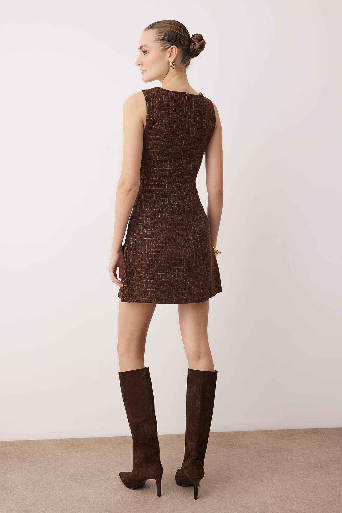 Trendyolmilla  Kahverengi Düz Aksesuar Detaylı Kısa / Mini Dokuma Elbise TWOAW26EL00358 - Görsel 4