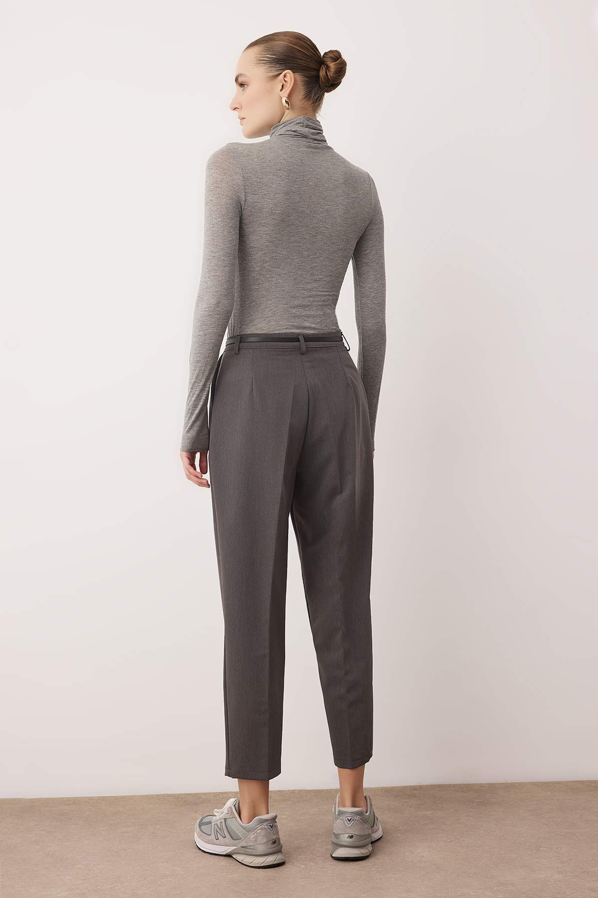 Trendyolmilla  Gri Kemerli Havuç/Şalvar Kalıp Dokuma Pantolon TWOAW26PL00167 - Görsel 4