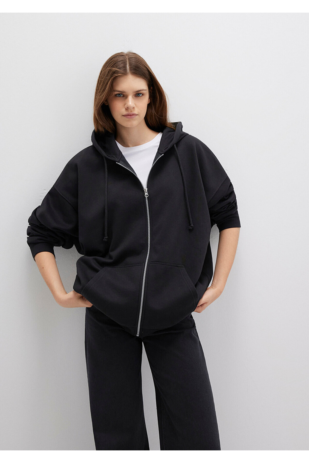 Mavi Kapüşonlu Fermuarlı Siyah Sweatshirt 1610221-900