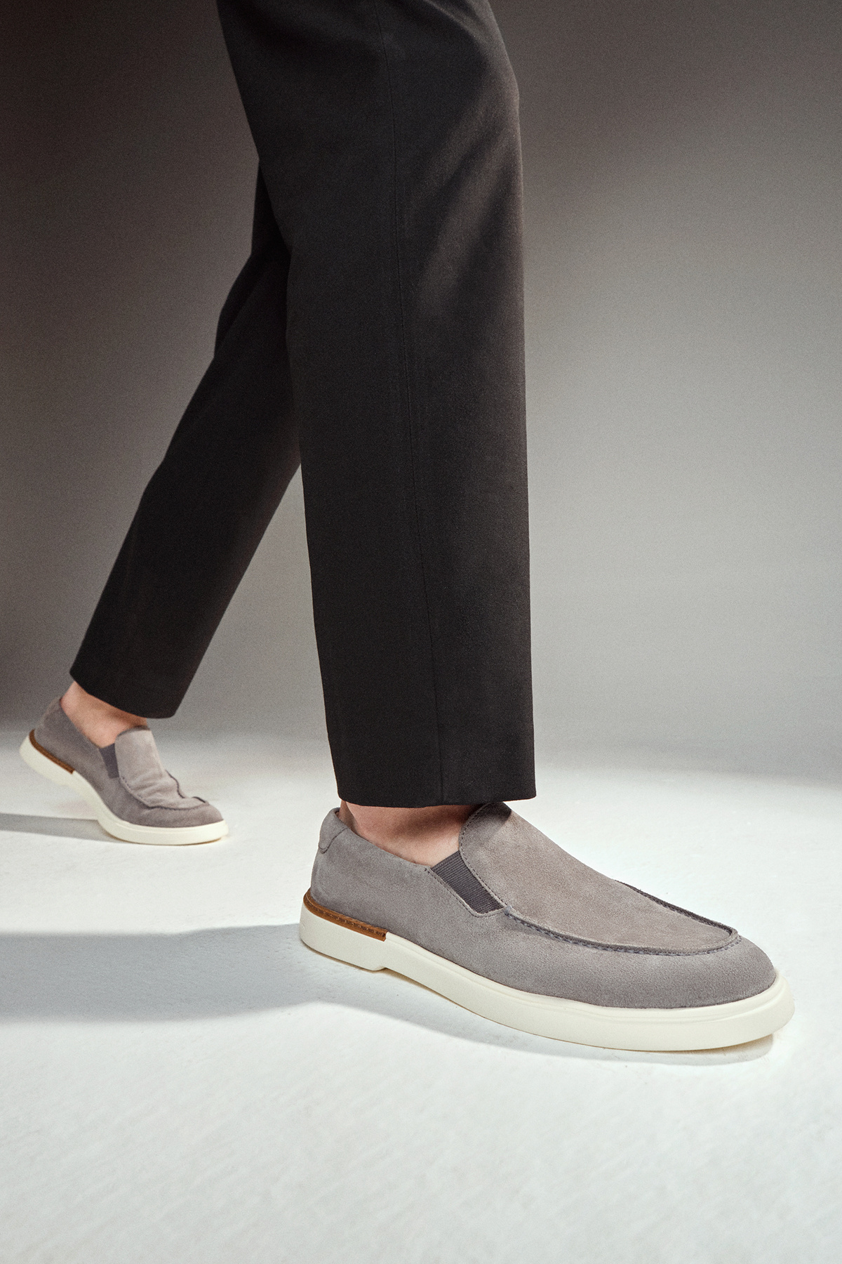 دریمود کفش راحتی مردانه چرم اصل جیر خاکستری، کفش راحتی روزمره 25SFD612210