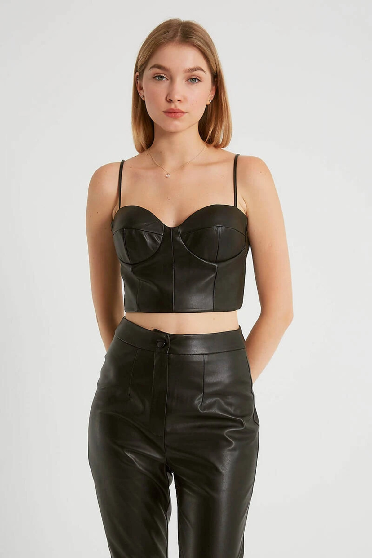cemo  İnce Askılı Vücuda Oturan Suni Deri Büstiyer Crop - Görsel 3