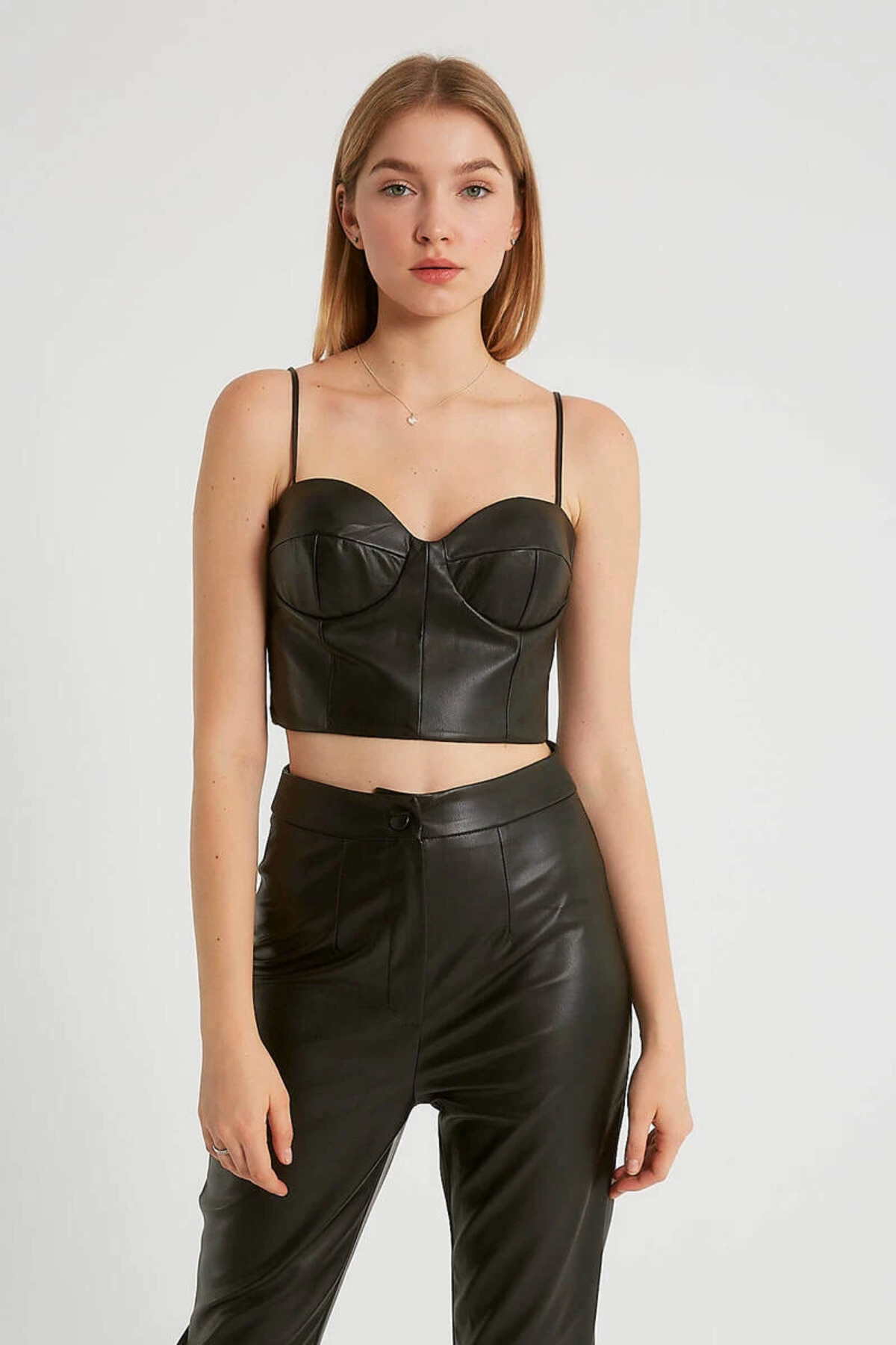 cemo  İnce Askılı Vücuda Oturan Suni Deri Büstiyer Crop - Görsel 2