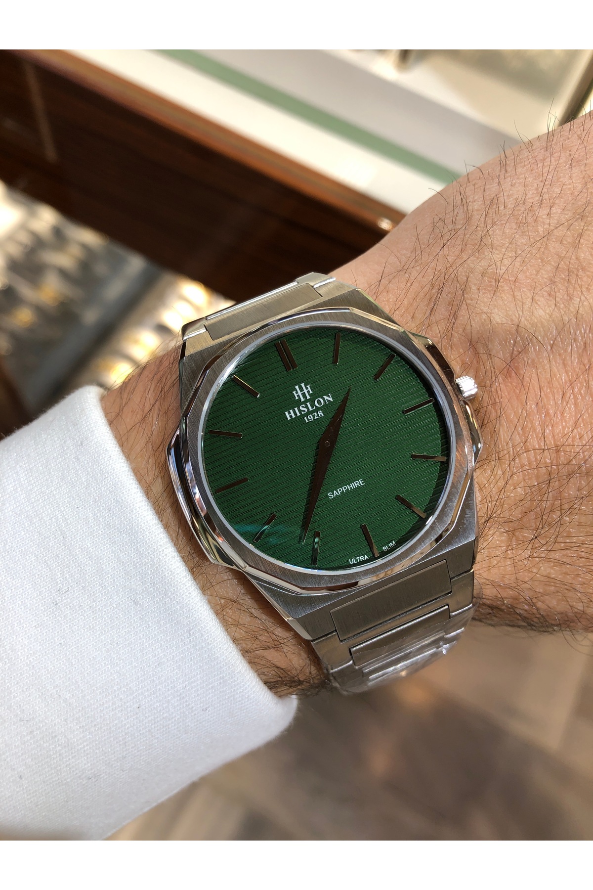 مچ‌ساعت مردانه با قاب باریک ضدآب، گیره‌ی پروانه‌ای فولادی و شیشهٔ یاقوتی