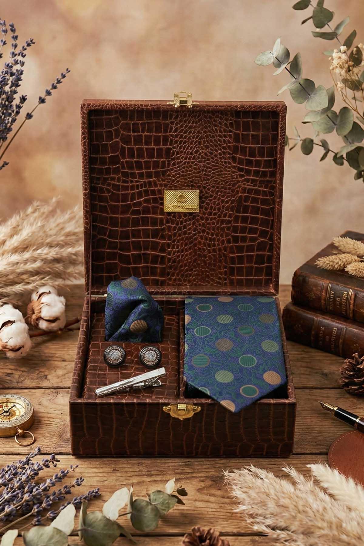  جعبه کادویی مردانه قهوه‌ای - شامل دستمال گردن، کراوات، دکمه سرآستین و سنجاق کراوات KMK111