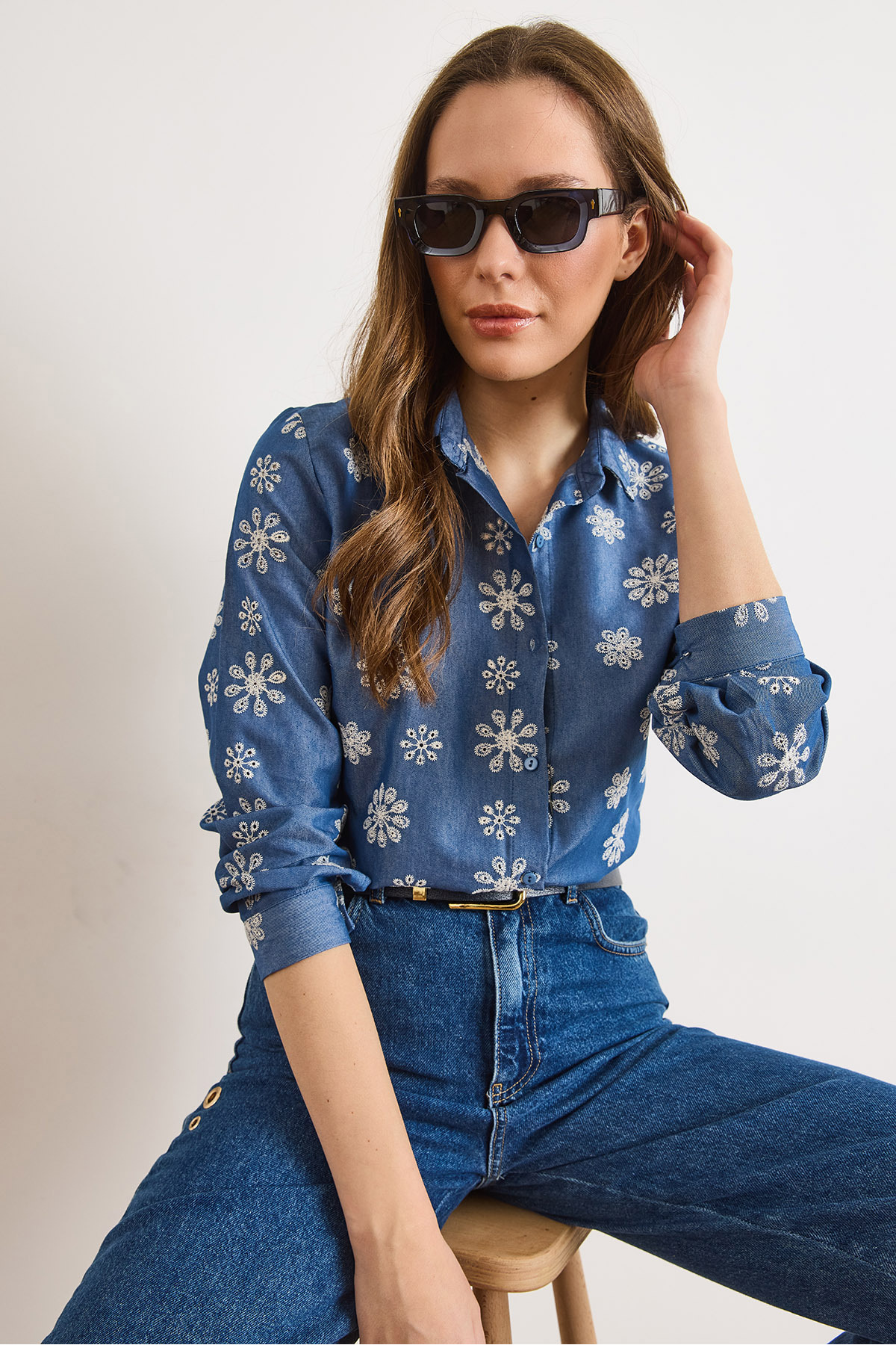 Olalook  Kadın Mavi Büyük Çiçekli Nakışlı Denim Görünümlü Gömlek GML-19001410 - Görsel 6