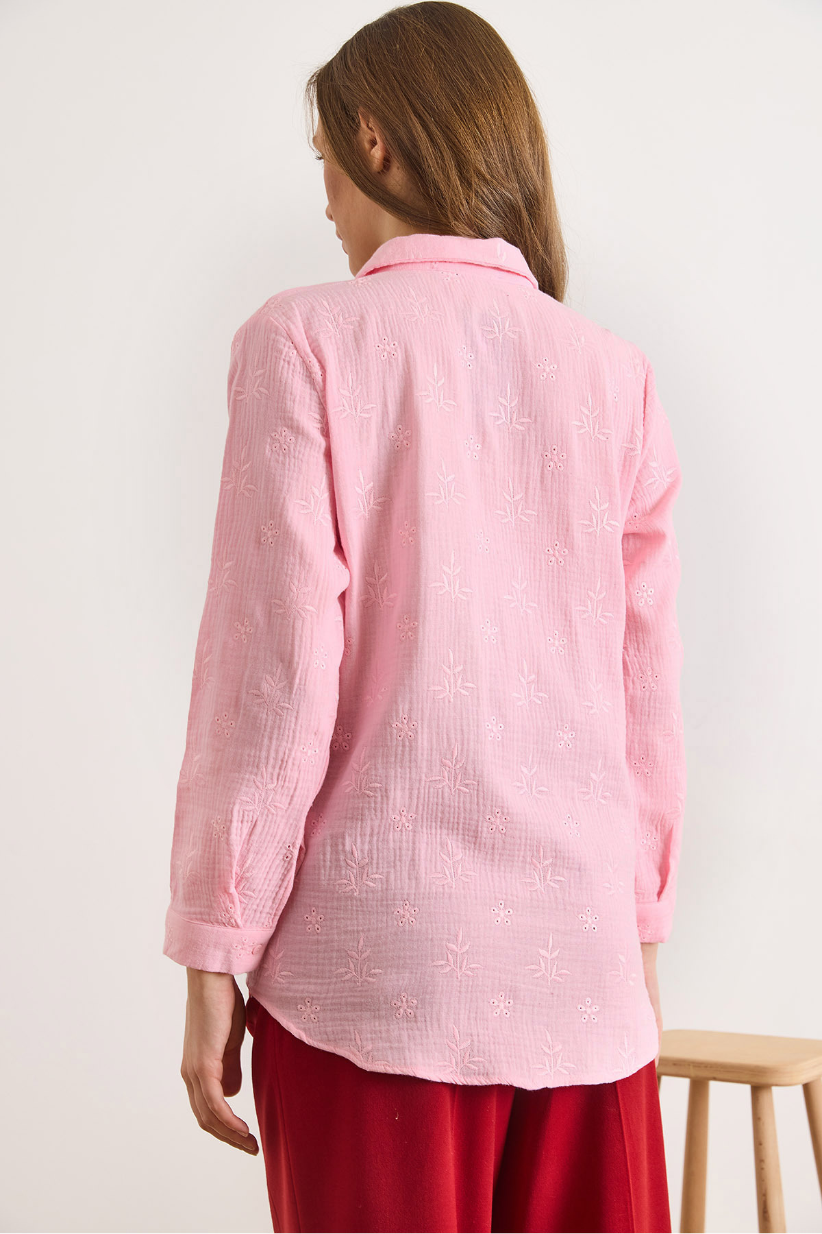 Olalook  Kadın Şeker Pembe Nakış Detaylı Müslin Gömlek GML-19001333 - Görsel 2