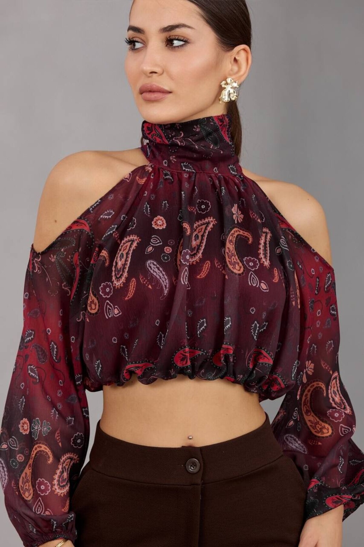 cemo Paisley Desenli Yüksek Yakalı Omuzları Açıkta Bırakan Kısa Bluz