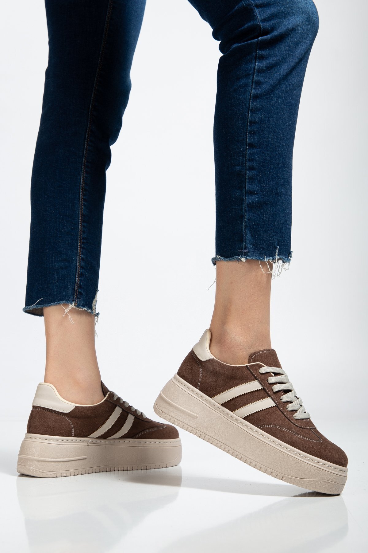 BAHRİNA  Kadın Kahverengi Süet Kalın Tabanlı Sneaker - Görsel 3