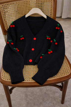 ÖZKURTOĞLU COLLECTİON Sonbahar Yeni Kiraz Desenli Şık Rahat V Yaka Düğmeli Ka...