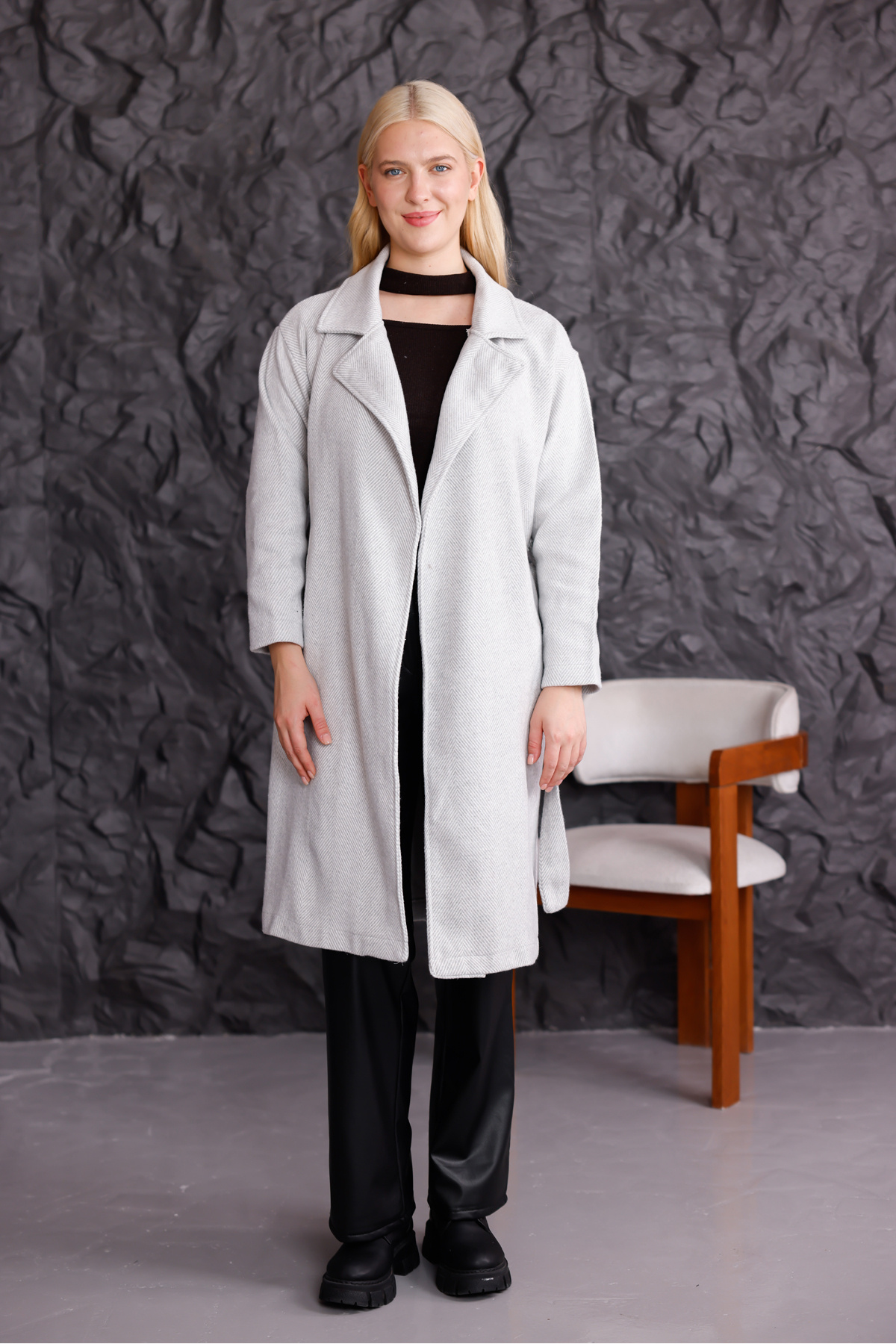 trendlina  Kadın Kruvaze Beli Kemerli Balık Sırtı Desenli Rahat Kalıp Astarsız Kaşe Palto - Görsel 3