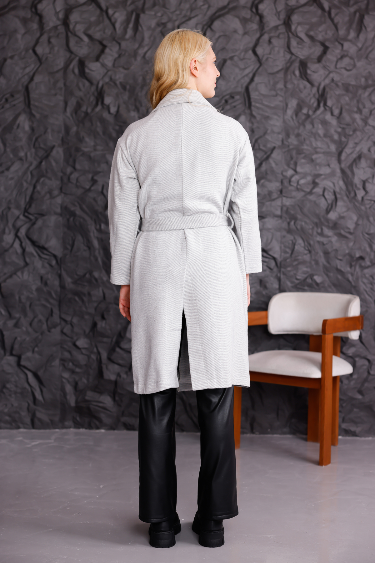 trendlina  Kadın Kruvaze Beli Kemerli Balık Sırtı Desenli Rahat Kalıp Astarsız Kaşe Palto - Görsel 7