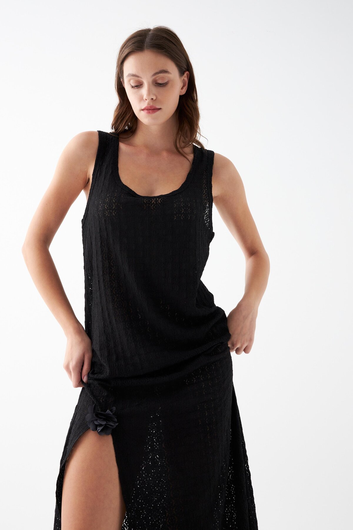 Akbeniz Kadın Siyah Dantel Dokulu Yırtmaçlı Uzun Gecelik