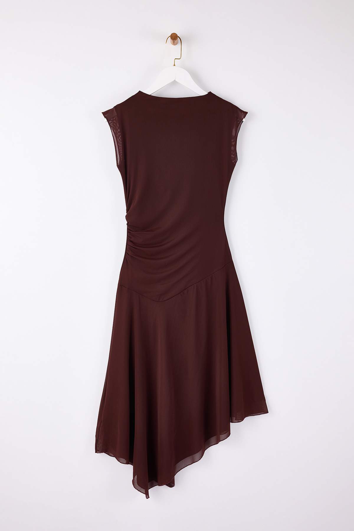 Trendyolmilla  Kahverengi Belden Açılan Kayık Yaka Kolsuz Büzgülü Maxi Tül Örme Elbise TWOSS26EL00028 - Görsel 5