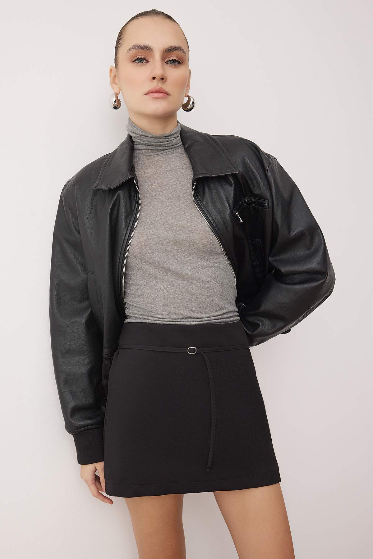 Trendyolmilla  Siyah İnce Kemer Detaylı Mini Şort Etek Şort & Bermuda TWOAW26SR00056 - Görsel 4