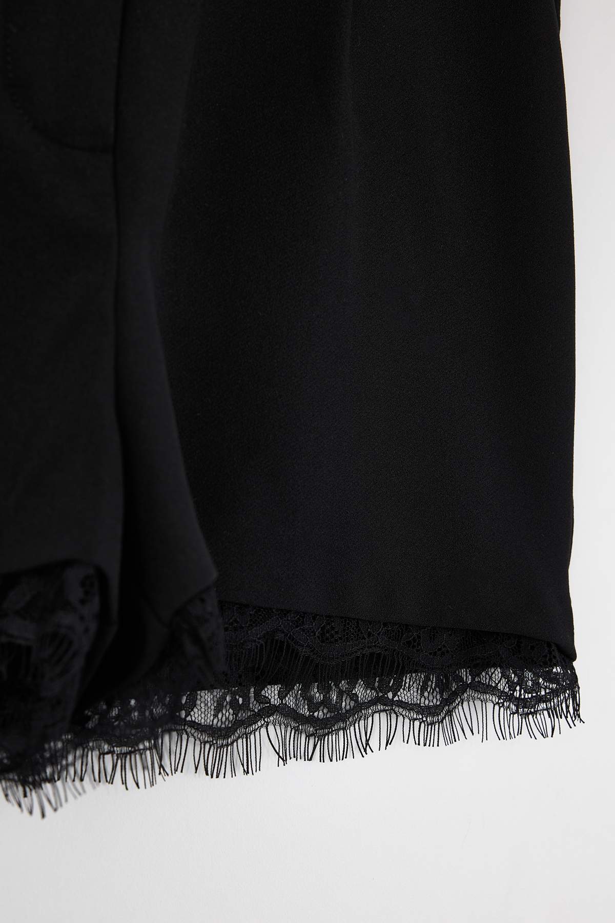 Trendyolmilla  Limited Edition Siyah Dantel Garnili Kısa/Mini Party Şort TPRSS26SR00002 - Görsel 9