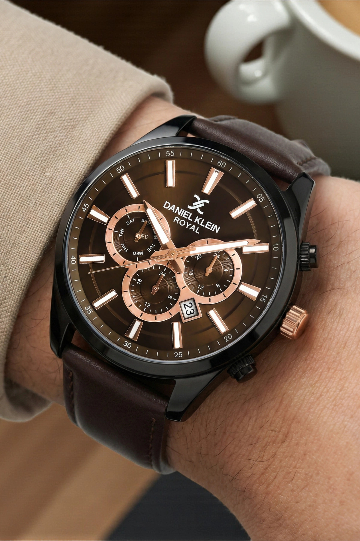 ساعت مچی مردانه با بند چرمی قهوه‌ای و قاب فلزی مشکی، دارای تقویم و دستبند، هدیه