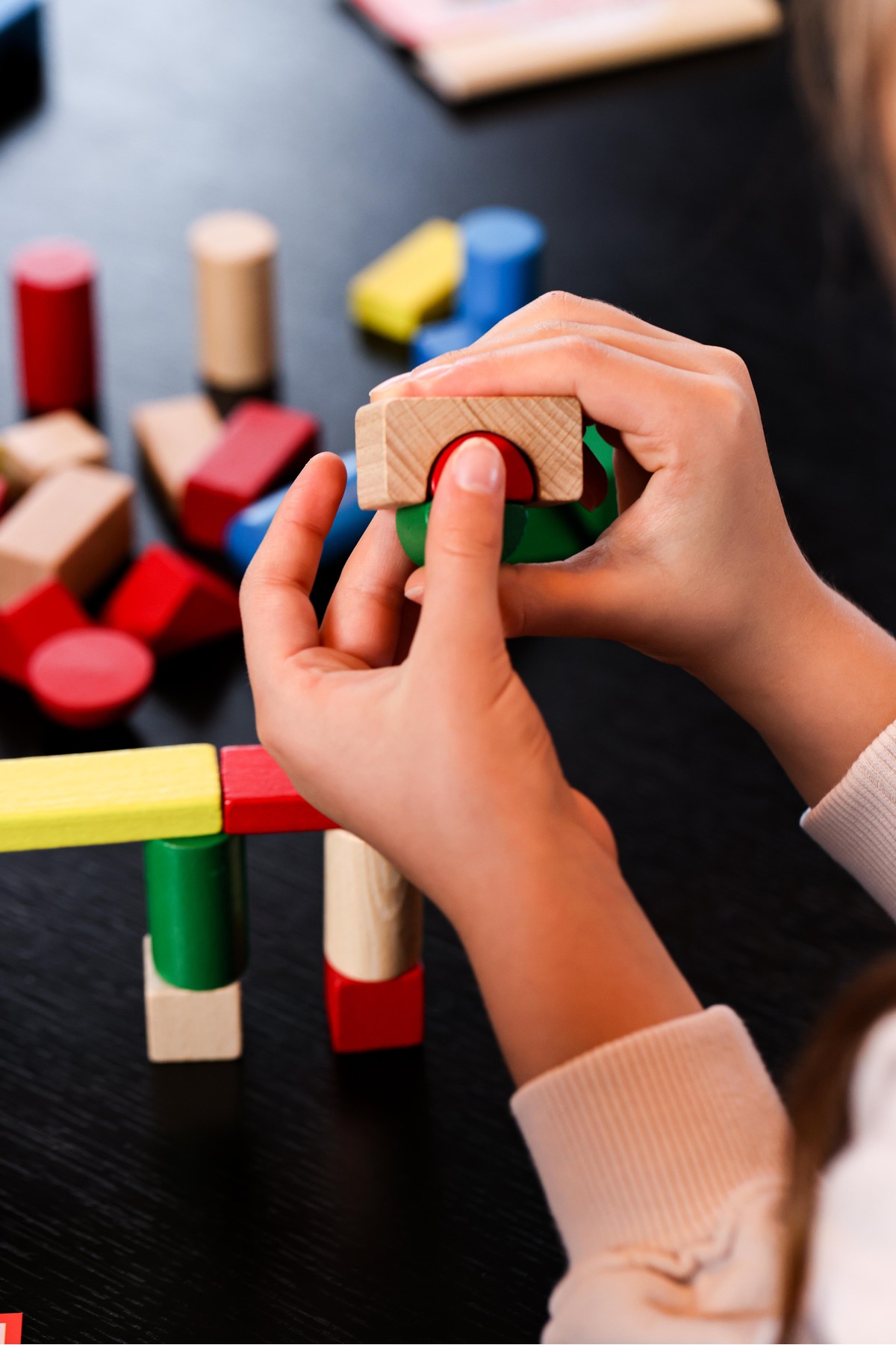 کارت رنگبندی و شکل چوبی – ۹۰ بلوک، ۲۵ کارت شکل