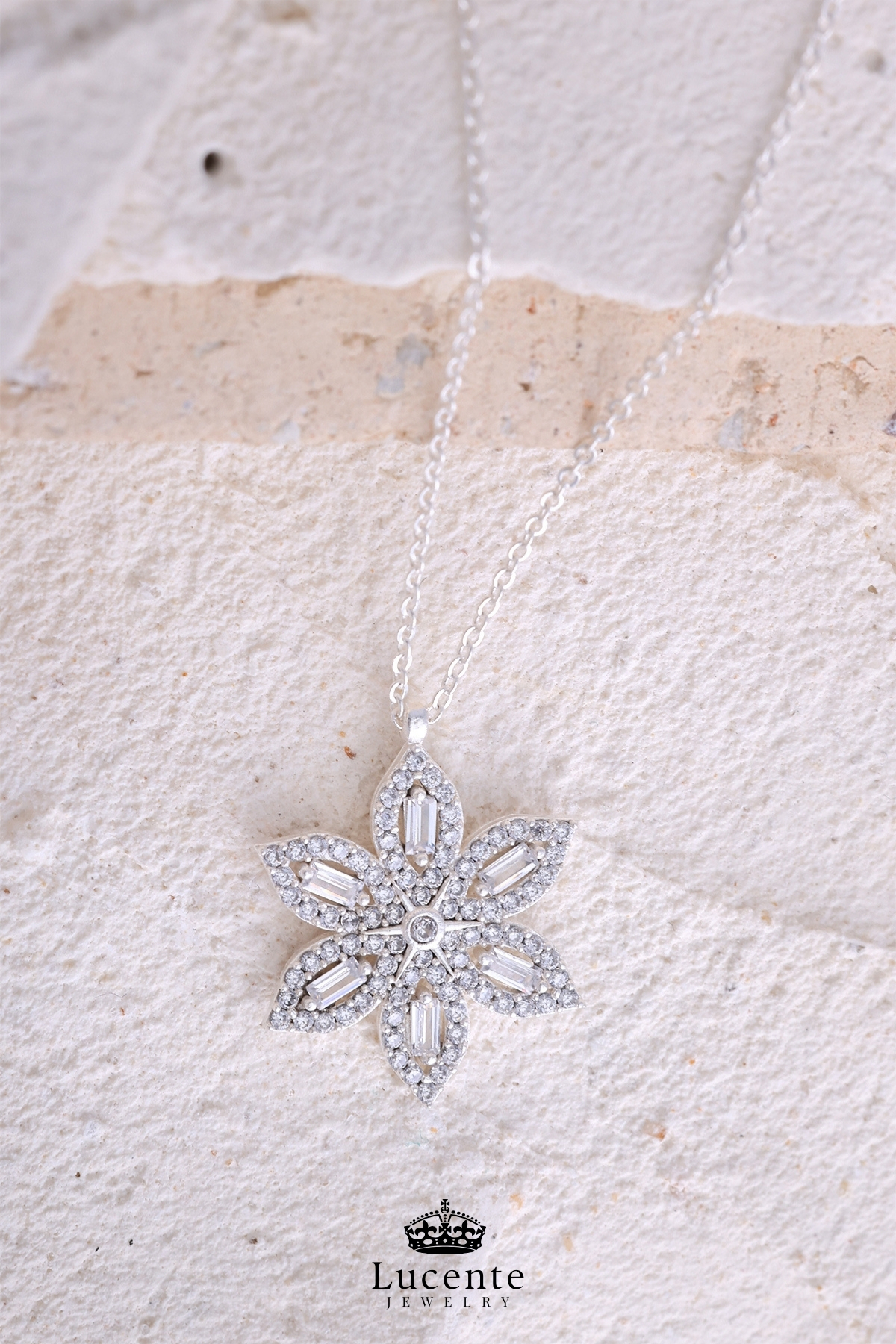 Lucente Jewellery Işıklı Hediye Kutulu 925 Ayar Baget Taşlı 6 Yapraklı Beyaz Lotus Çiçeği Luxury Serisi Gümüş Özel Gün Hediyesi 45 Cm Zincirli Sonsuz Yeniden Doğuş Arınma Dönüşüm ve İç Huzur Simgesi Küpe Hediyeli Kolye görsel 6