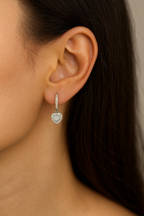 liore dünyası Kalp Detaylı Zirkon Taşlı Sallantılı Küpe – Şık ve Zarif Tasarım