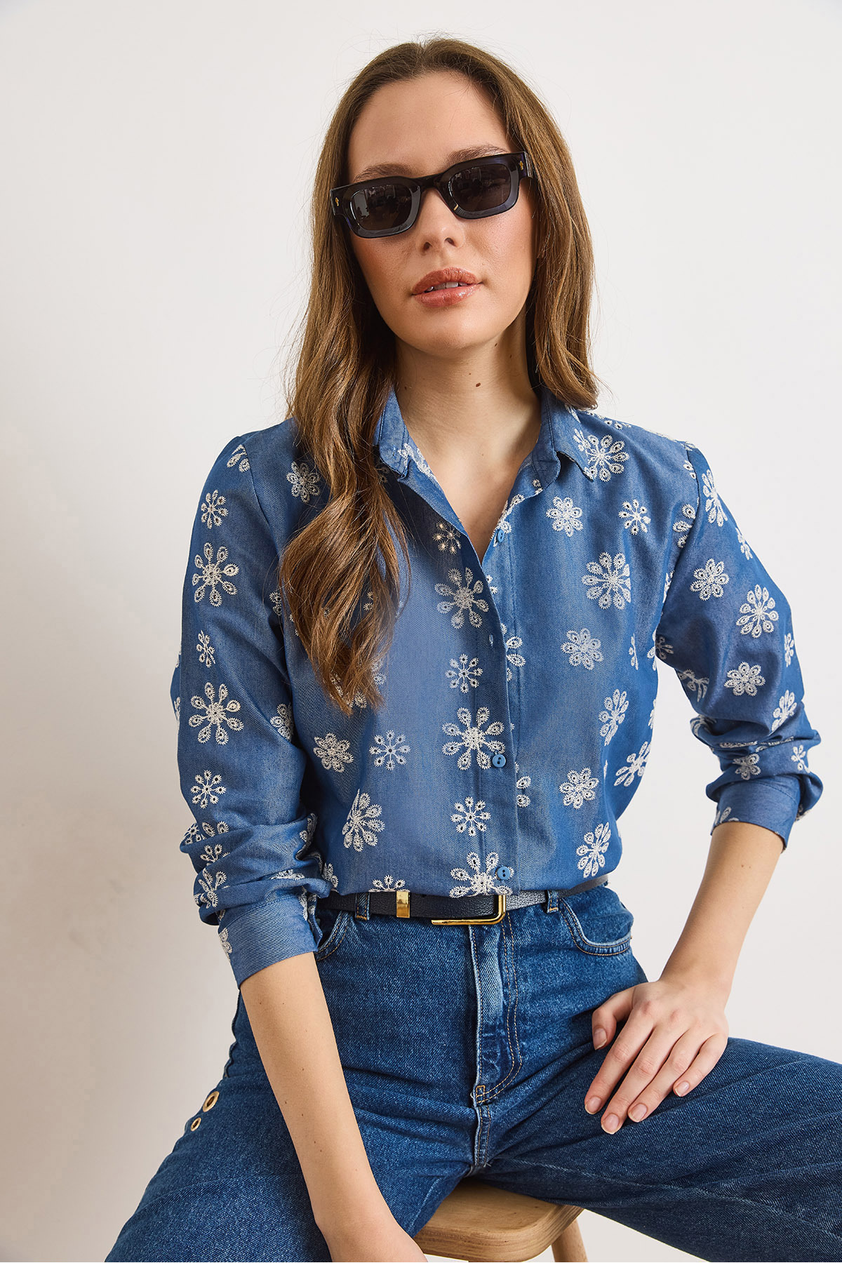 Olalook  Kadın Mavi Büyük Çiçekli Nakışlı Denim Görünümlü Gömlek GML-19001410 - Görsel 2