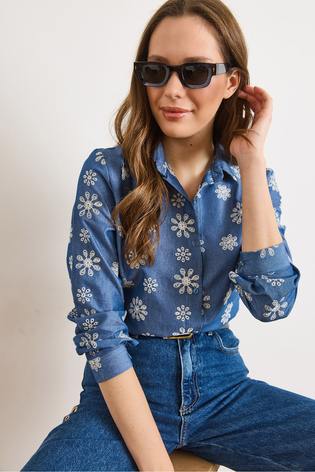 Olalook  Kadın Mavi Büyük Çiçekli Nakışlı Denim Görünümlü Gömlek GML-19001410 - Görsel 4