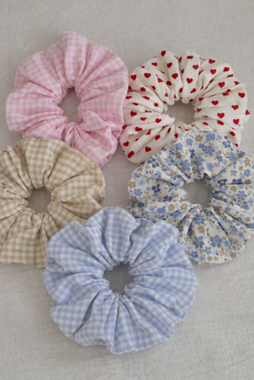 SEZİNİN TAKI DÜKKANI 5 li Karışık desenli pamuklu kumaş lastikli kadın toka