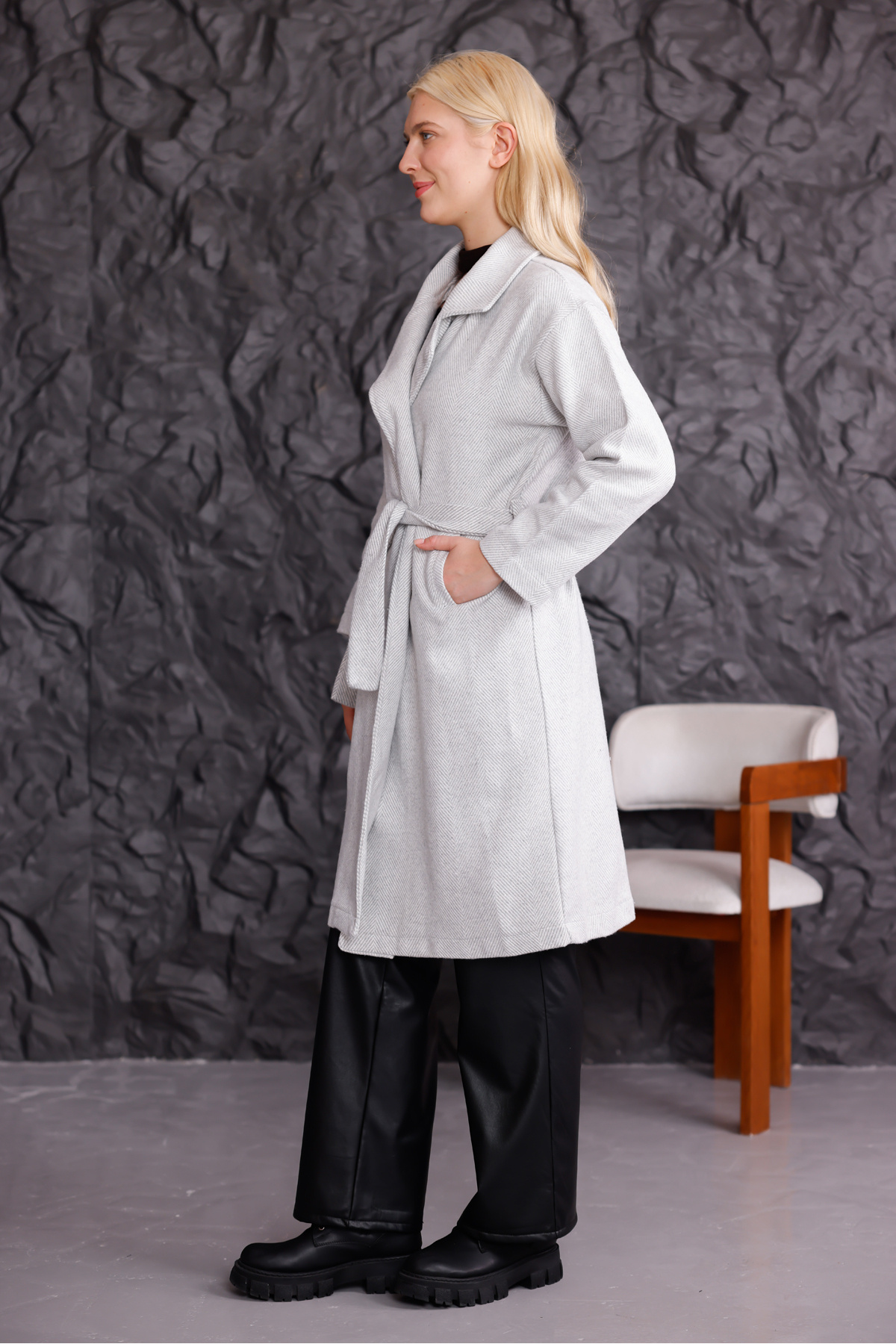 trendlina  Kadın Kruvaze Beli Kemerli Balık Sırtı Desenli Rahat Kalıp Astarsız Kaşe Palto - Görsel 6