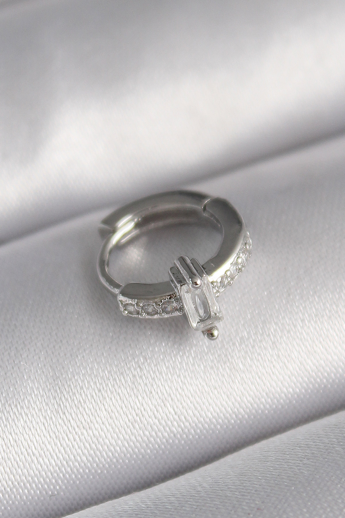 Skygo 316L Çelik Gümüş Renk Zirkon Taşlı Tragus Piercing - TJ-PR1307