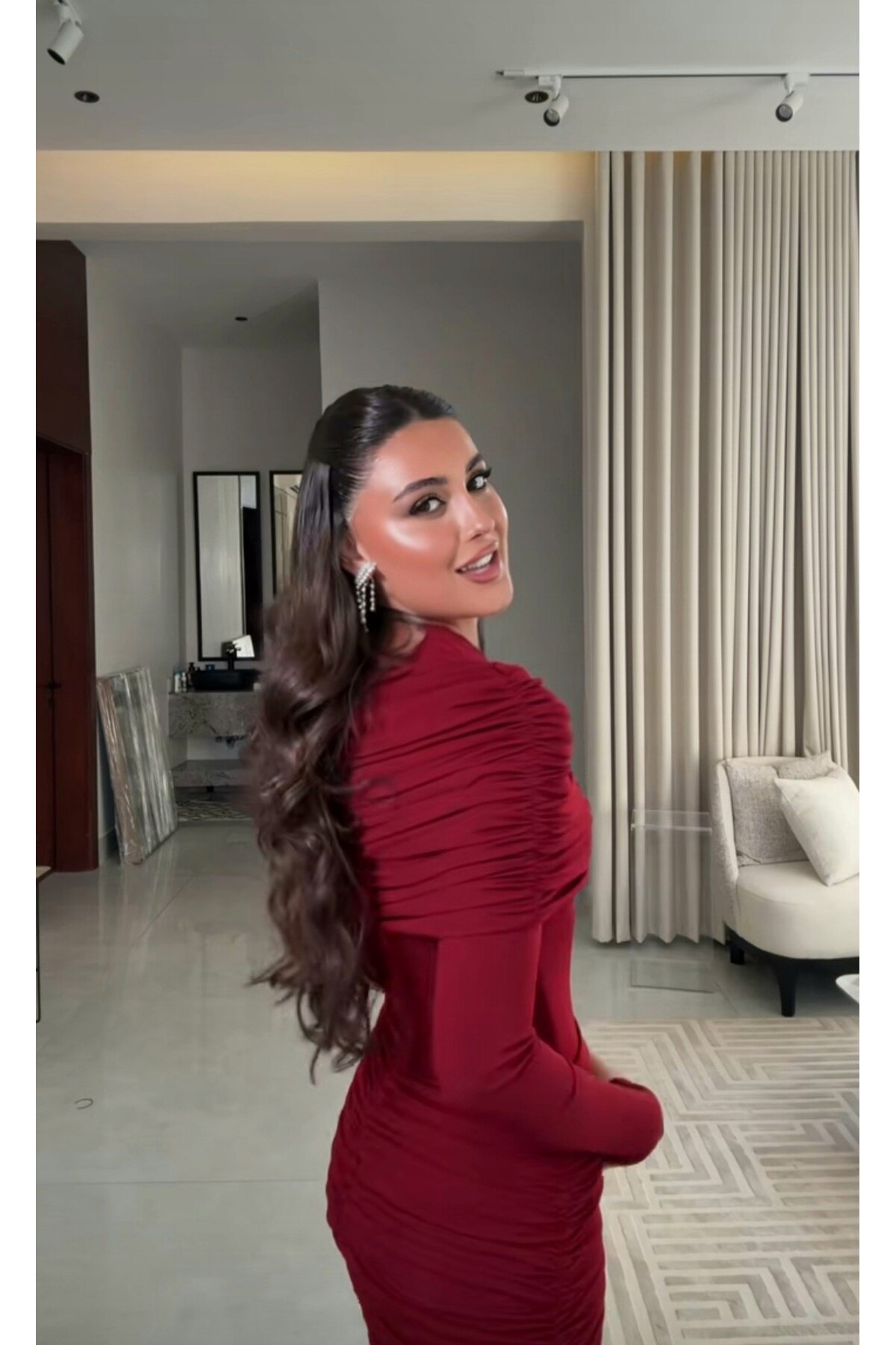 فستان احمر طويل ناعم